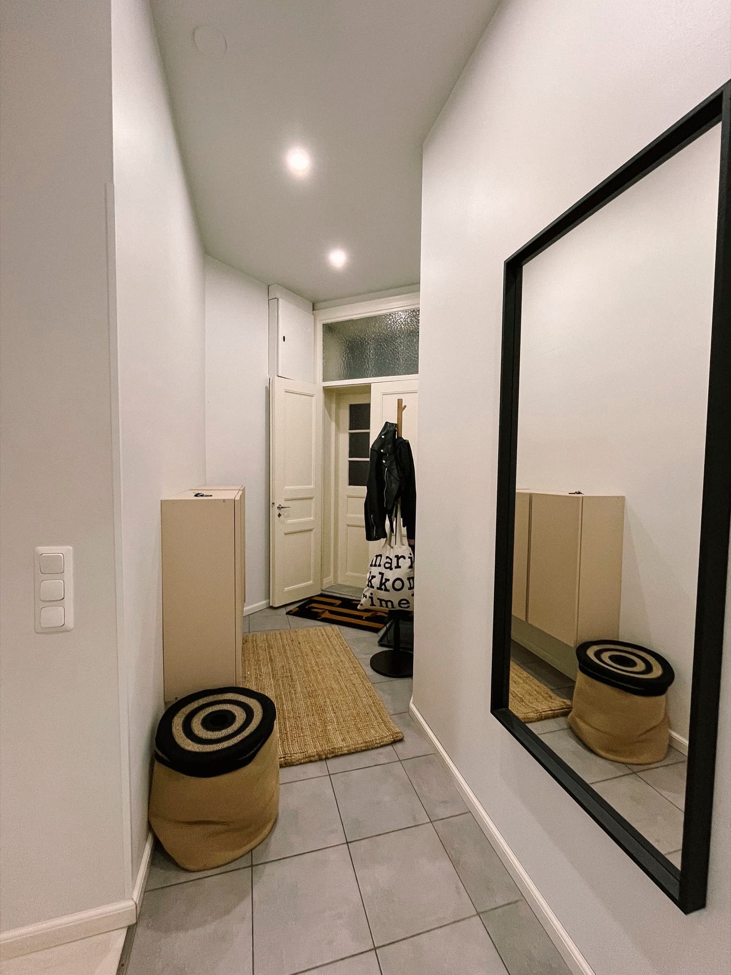 Entry with mirror and coat hooks
