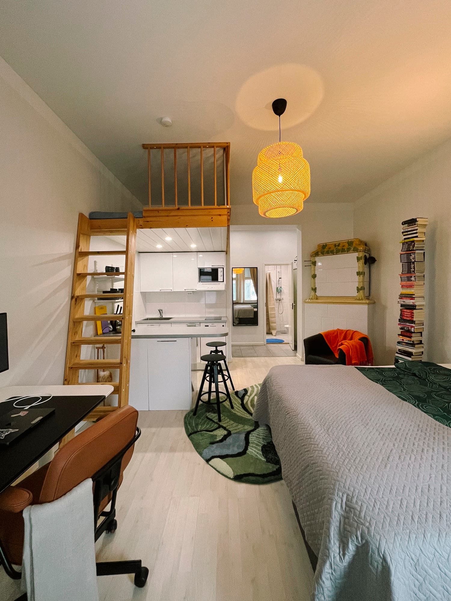 Bright studio with loft, kitchenette and desk